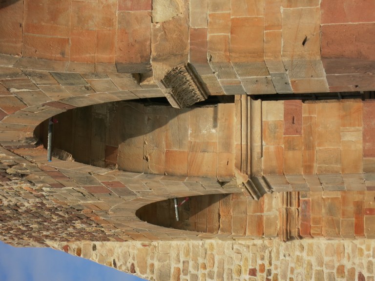 B10_Romanische_Arkaden-Kirchenrest.jpg