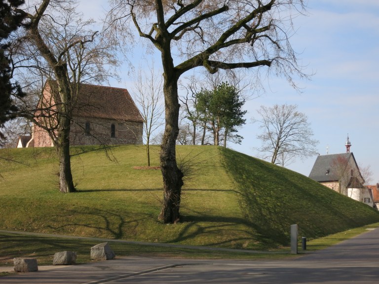 B11_Duenenhuegel_mit_Kirchenrest.jpg
