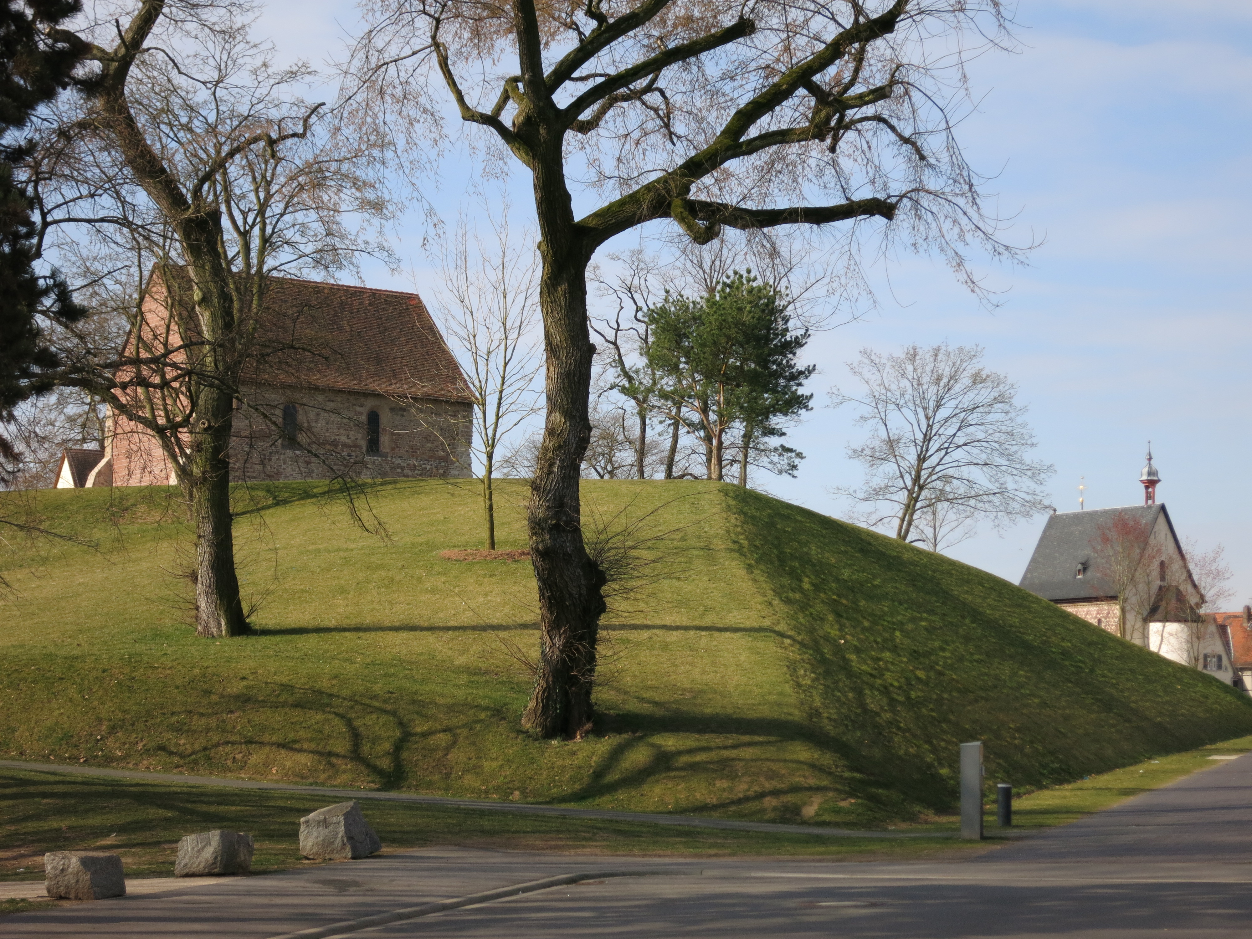 B11_Duenenhuegel_mit_Kirchenrest.jpg