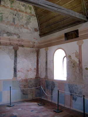 Bauzeitliche Scheinarchitekturmalerei im Obergeschoss der Torhalle