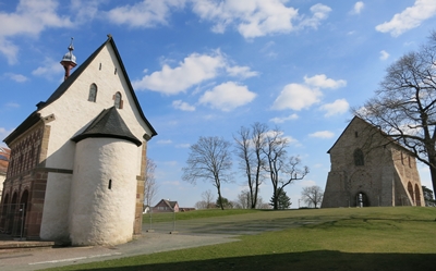 Torhalle und Kirchenrest