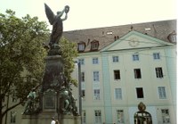 Siegesdenkmal vor der Karlskaserne 