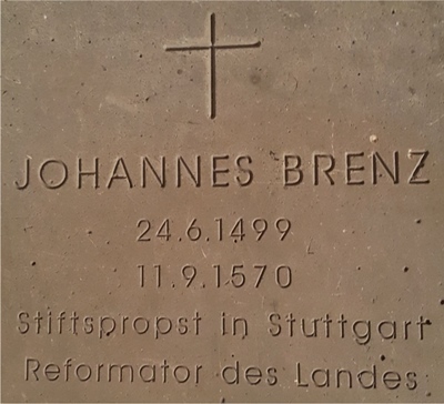 Grabplatte von Johannes Brenz unter der Kanzel der Stiftskirche Stuttgart