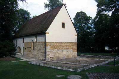 St. Johannis-Kirche. Das mittelalterliche Bauwerk steht auf dem Areal des Aalener Kastells. Im Mauerwerk wurden Steine aus der römischen Anlage, sog. Spolien, gefunden.