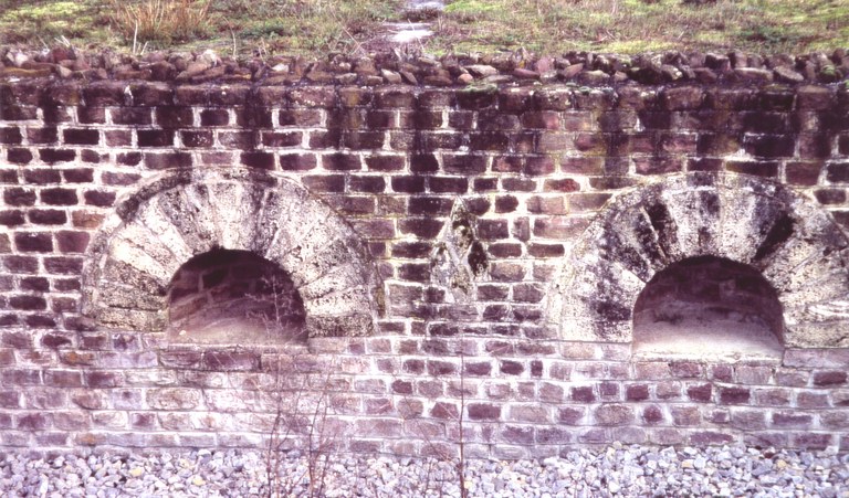 Ostwand im Kellerraum des Westrisaliten (© Rainer Gutjahr)