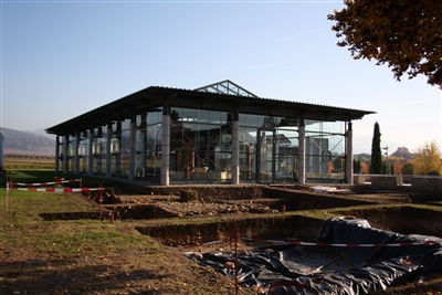 Der Schutzbau der Villa Urbana, im Hintergrund der Schwarzwald