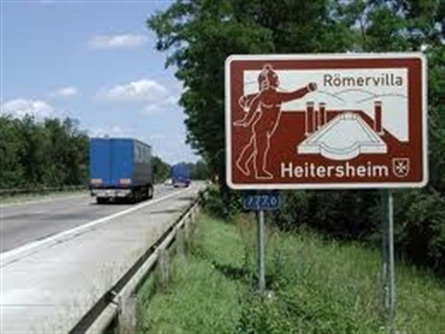 Hinweis auf der Autobahn (B21)