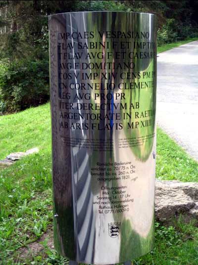 Moderne Stele beim Eingang ins Römerbad