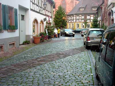 Mauerzüge der Basilika, durch die Straßenpflasterung markiert. 