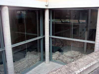 Hinter der Glasfront sind Reste des römischen Forums zu sehen.