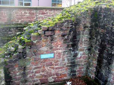 Mittelalterliche Stadtmauer mit römischen Bauresten