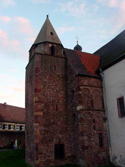 Mittelalterliche Überbauung römischer Fundamente: Hier ein Turm auf dem Kastelltor