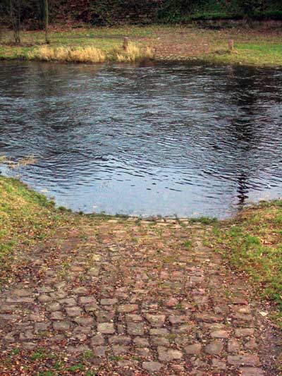 Nachbildung der Furt im Uferbereich der Enz