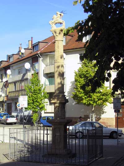 Gigantensäule vor dem Museumseingang 