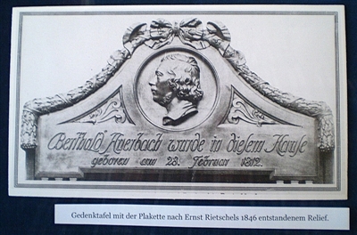 Abbildung der nach 1933 zerstörten Gedenktafel im Berthold- Auerbach-Museum.