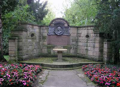 Hölderlindenkmal von 1873 im Park des Klosterhofs