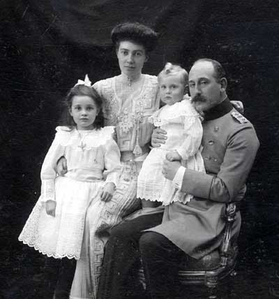 Prinz Max von Baden mit Ehefrau Marie-Luise und den beiden Kindern Marie Alexandra und Berthold