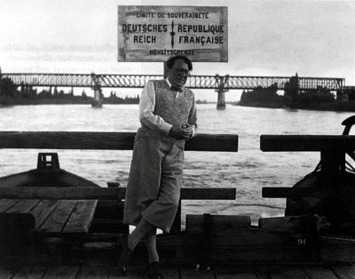 René Schickele auf der Rheinbrücke zwischen Kehl und Straßburg,