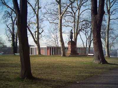 Schillerdenkmal auf der Marbacher Schillerhöhe vor dem Literaturmuseum der Moderne
