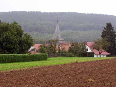 Blick vom Mörike-Pfad auf Friedhof, Pfarrhaus und Kirche