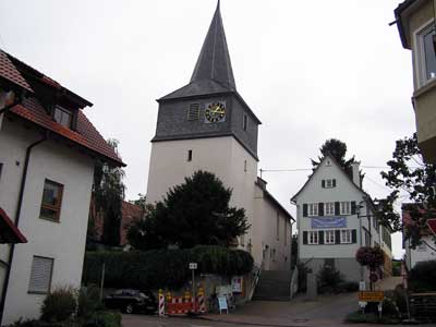 Kirche und Mörike-Museum in der Ortsmitte von Cleversulzbach