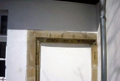 Inschrift in einer inzwischen zugemauerten Tür im Weinsberger Alexanderhäuschen. Von links: Rybinski (polnischer Freiheitskämpfer), Alexander von Württemberg, Nikolaus Lenau