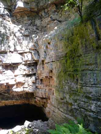 Um das Alte Eisinger Loch und die verschüttete Höhle auf der Bauschlotter Platte ranken sich zahlreiche Geschichten und Sagen 