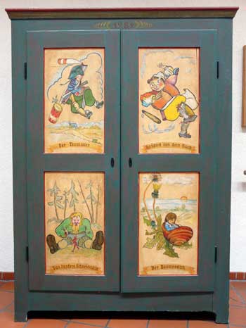 Kostümschrank der GS Bilfingen bemalt von Bernhard Rapp 1989 nach Aquarellen von Ruth Koser-Michaëls 