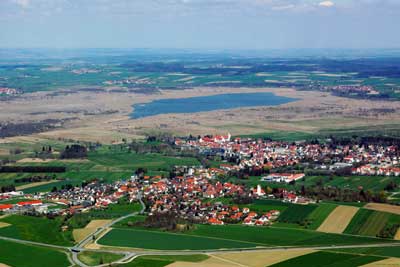 Luftbild von Bad Buchau und dem Federsee