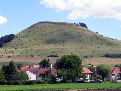 Bergkegel und Plateau des Ipf