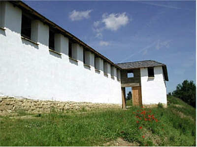 rekonstruierte Lehmziegelmauer im Freilichtmuseum