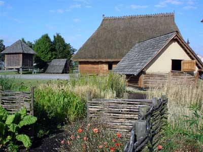 Die Rekonstruktion eines keltischen Gehöfts im Außenbereich des Museums