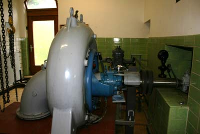 Wasserkraft der Erms treibt diese Turbine an