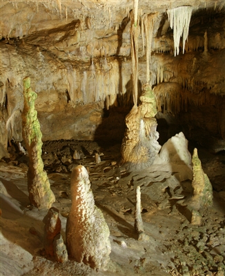 Stalagmiten, Stalagtiten und im Hintergrund eine Travertinsäule