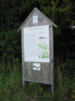 Infotafel am Startpunkt des Hengener Dolinenweges.