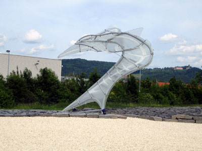 Saurier aus Glas im Kreisverkehr an der Auffahrt Eislingen-Ost zur B 10