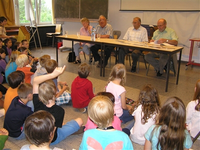 Die Schülerinnen und Schüler befragen Alteingesessene als Zeitzeugen.