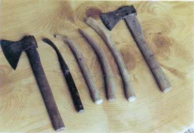 Werkzeuge zum Schälen der Rinde. Kleines Klopfbeil Eberbacher Form und der hölzerne oder metallene 