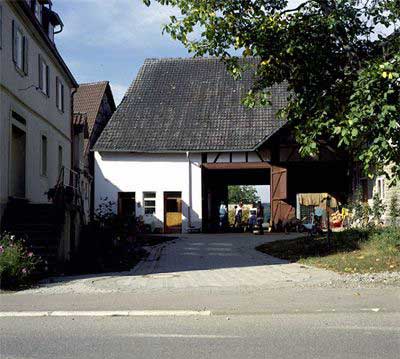 Einfahrt zum Schulbauernhof im Dorf Pfitzingen