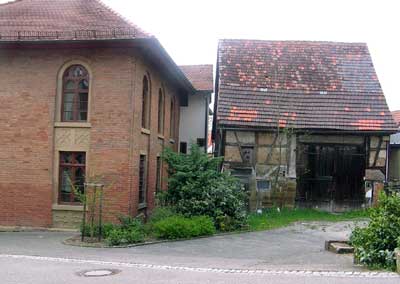 Sowohl der Umstand, dass in der ehemaligen Lehrerwohnung eine nichtjüdische Familie wohnte, als auch die geringen Bauabstände zu den angrenzenden Gebäuden verhinderten, dass die Synagoge beim Pogrom 1938 in Brand gesteckt wurde.