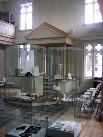 Der eigentliche Synagogenraum wurde in seinem ursprünglichen Aussehen wiederhergestellt und dient heute als Museum