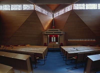 Innenansicht der heutigen Karlsruher Synagoge, Blick auf den Thoraschrein