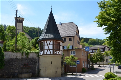 Schandturm mit Schlossmauer und ehemaligem Vogteigebäude