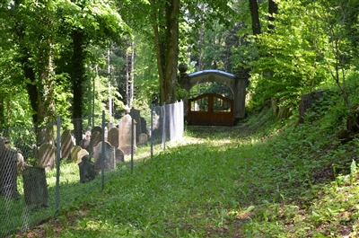 Eingang zum Rexinger Judenfriedhof.