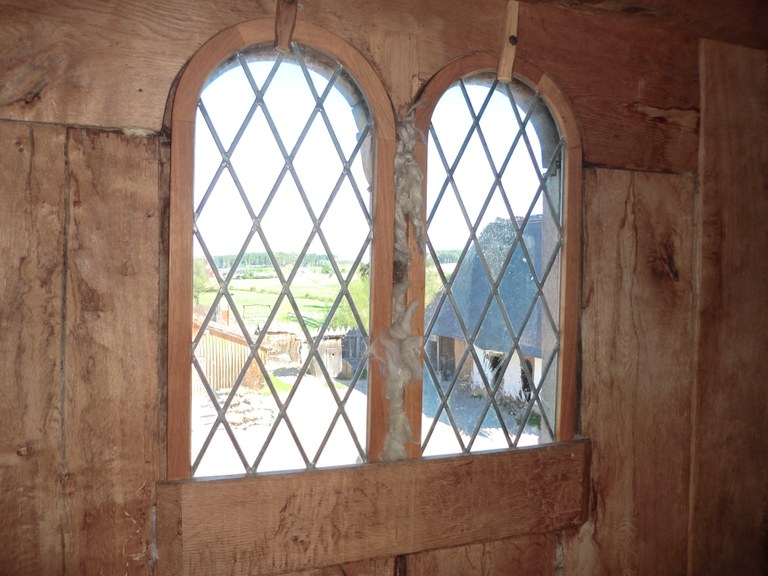 B_12_Glasfenster_im_Wohnturm.jpg