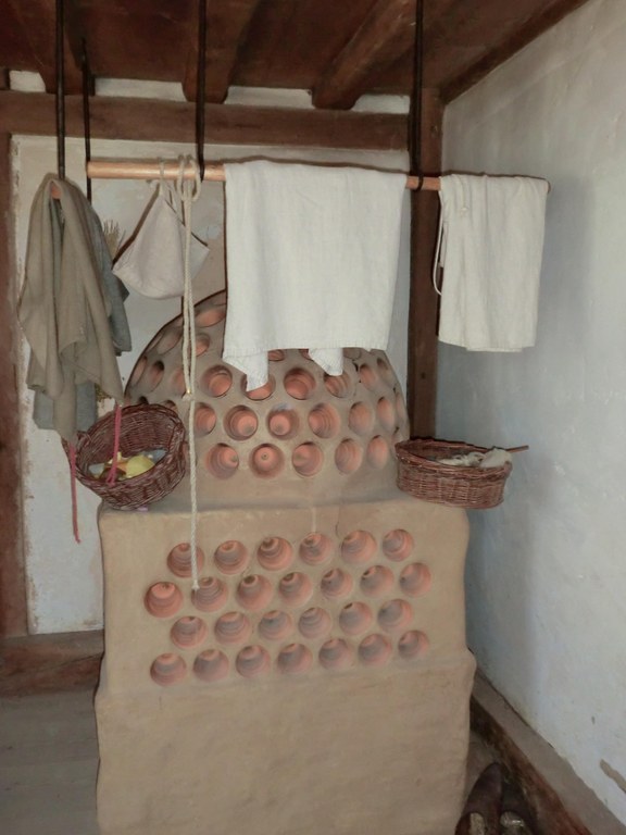 B_17_Kachelofen_im_Wohnstallhaus.jpg
