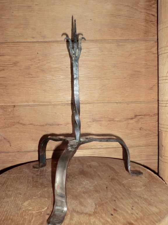 B_2_Kerzenstaender_im_Schlafzimmer_der_Herrschaft.jpg