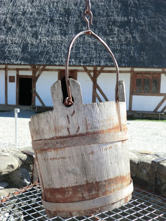 B_28_Eimer_am_Brunnen.jpg