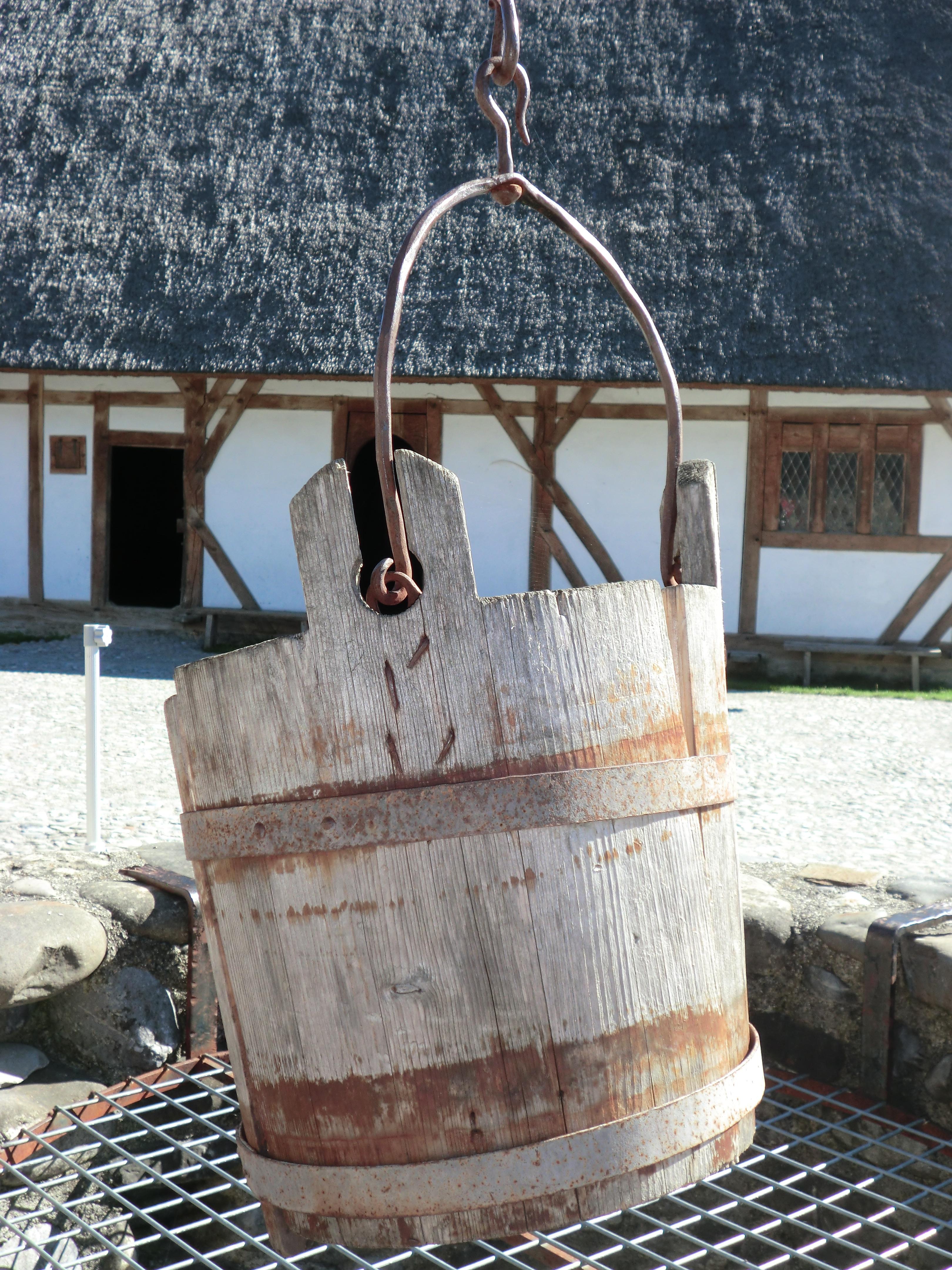 B_28_Eimer_am_Brunnen.jpg