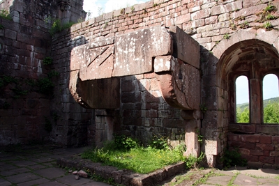 Überreste des immer noch beeindruckenden romanischen Kamins im Erdgeschoss des Palas